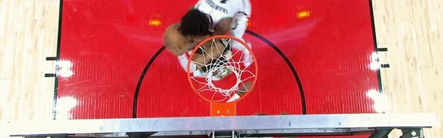 开云体育APP下载-遭火箭野兽空中锁喉！字母哥：有时候我也会这样