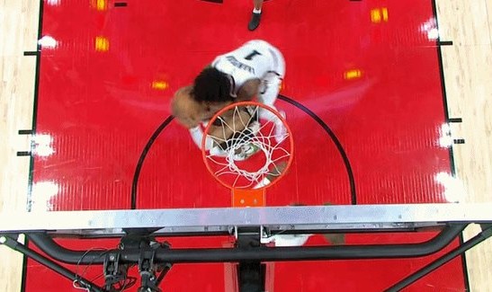 开云体育APP下载-遭火箭野兽空中锁喉！字母哥：有时候我也会这样